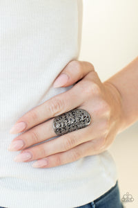 Paparazzi - Full Out Frill - Black Ring