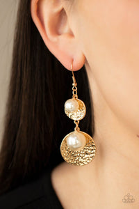 Paparazzi - Pearl Dive - Gold Pearl Earrings